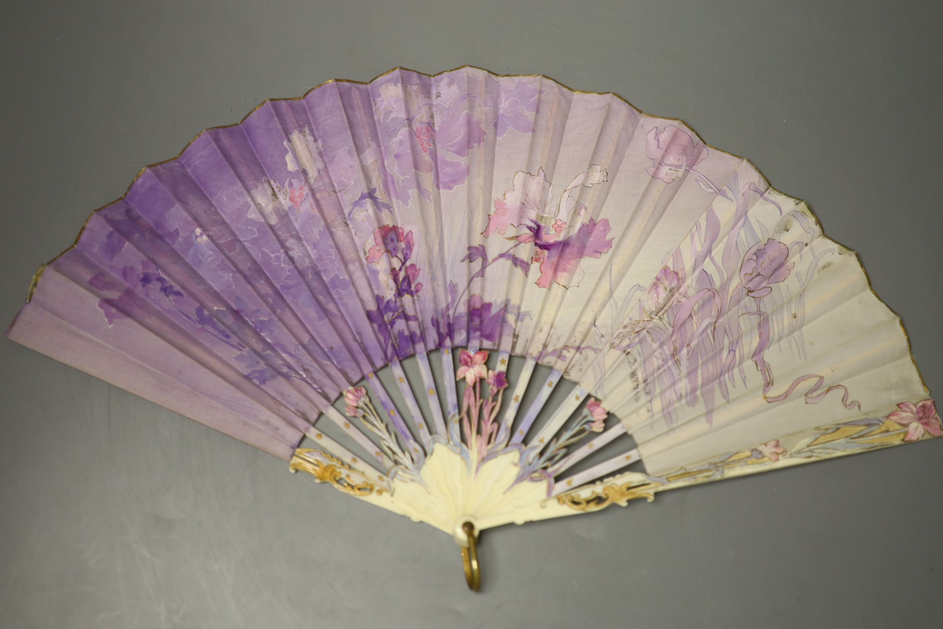 A quantity of mixed fans including a black Chantilly lace fan